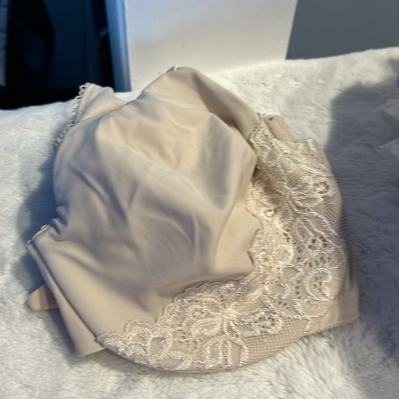 Bras - Picture 4 of 5